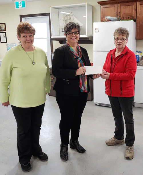 Mayor Pam Mood presenting finalist award cheque for $500 to H.O.P.E. Centre